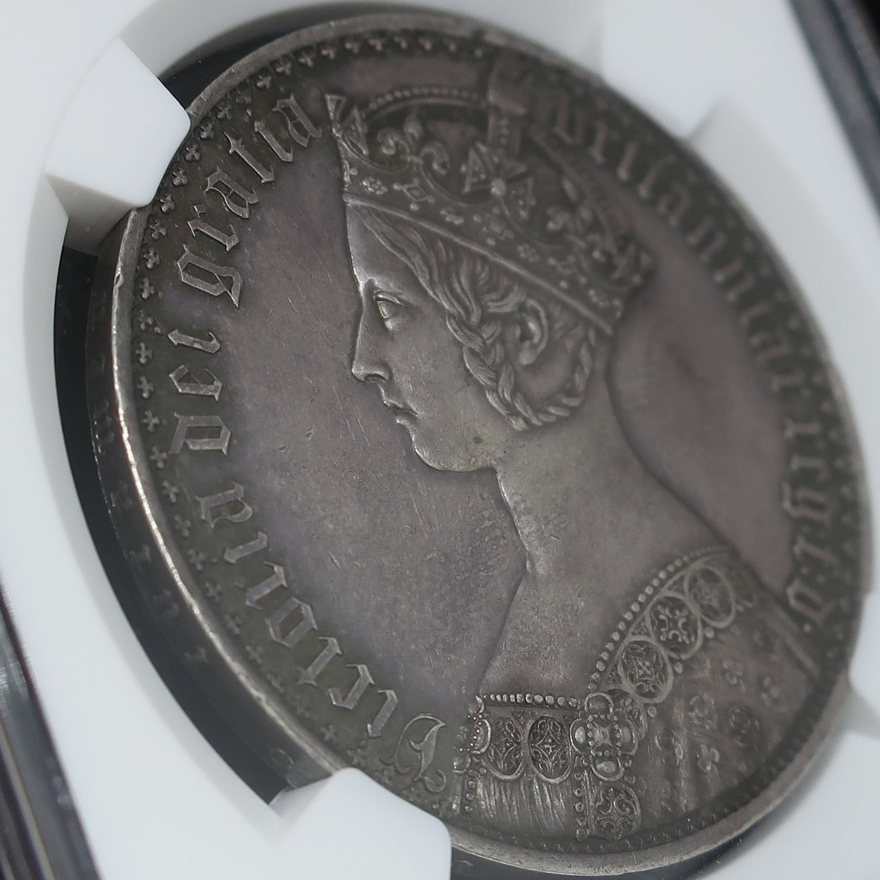 1847 イギリス ゴシッククラウン銀貨 ヴィクトリア女王 アンデシモ PF60 NGC - CoinBlessing