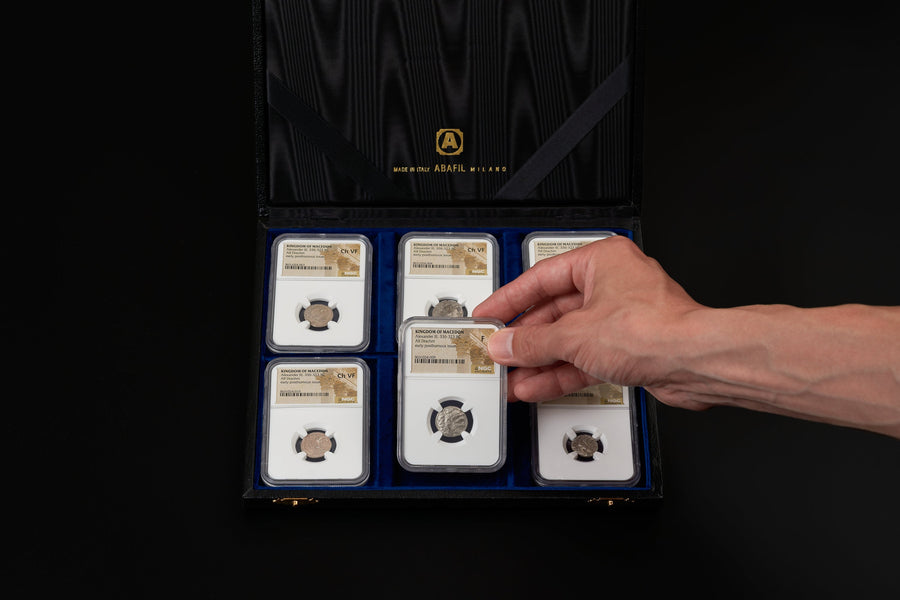 ABAFIL コインケース ブラック×ブルーベルベット — スラブを収める様子