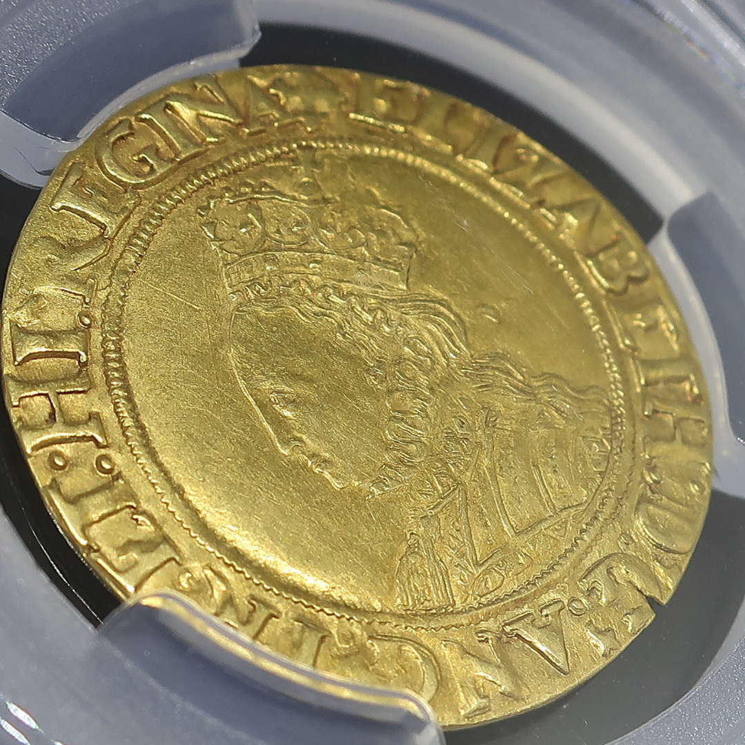 エリザベス1世 ハーフポンド金貨 表面クローズアップ — 戴冠胸像と「ELIZABETH D G ANG FR ET HI REGINA」銘文