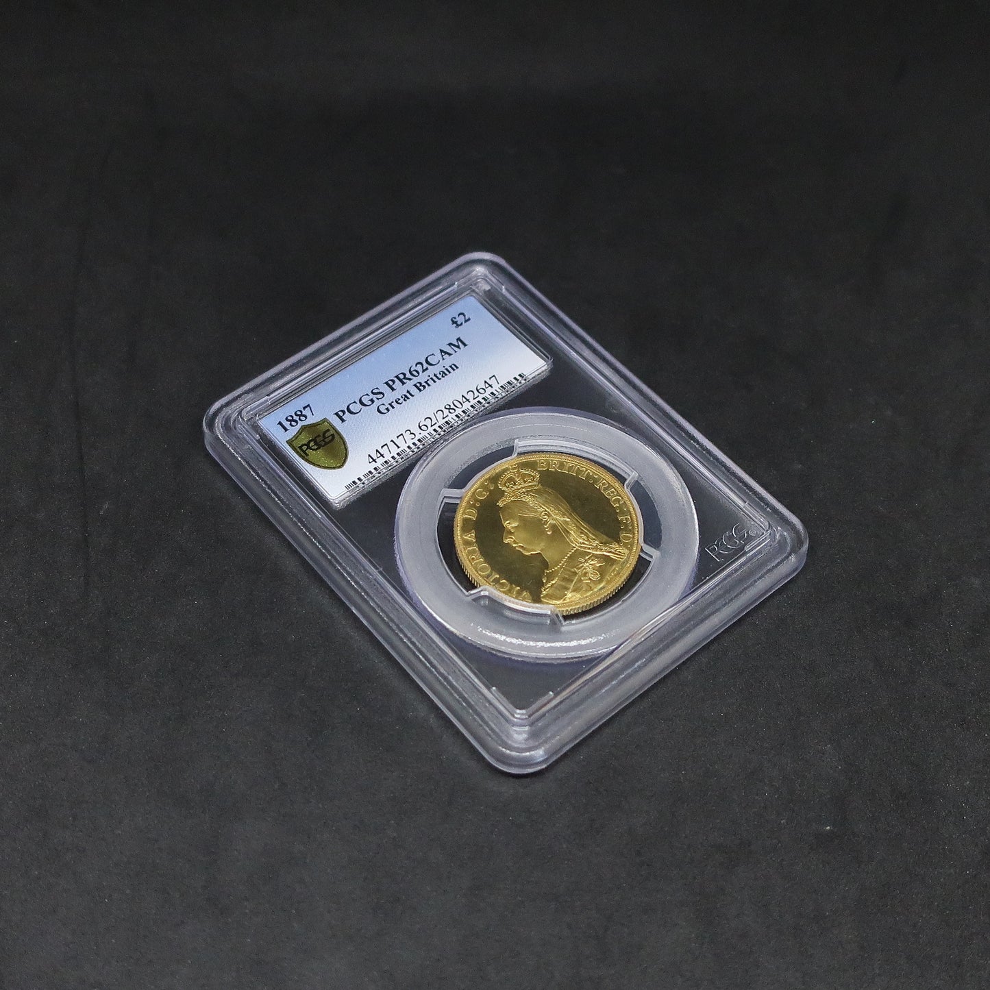 1887 イギリス 2ポンド金貨 ヴィクトリア女王 ジュビリーヘッド PR62 Cameo PCGS鑑定済み 斜めからのスラブ表面全体像