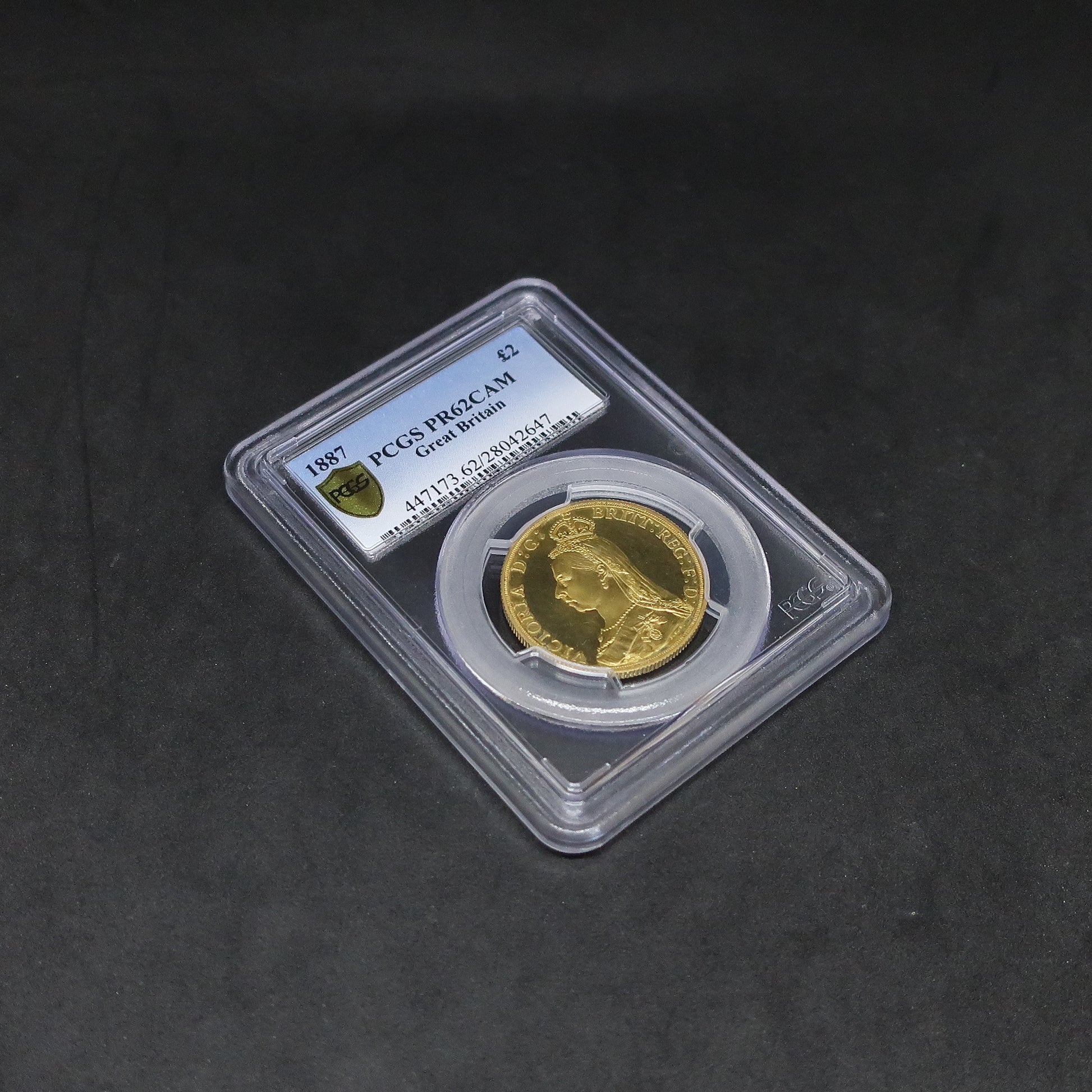 1887 イギリス 2ポンド金貨 ヴィクトリア女王 ジュビリーヘッド PR62 Cameo PCGS鑑定済み 斜めからのスラブ表面全体像