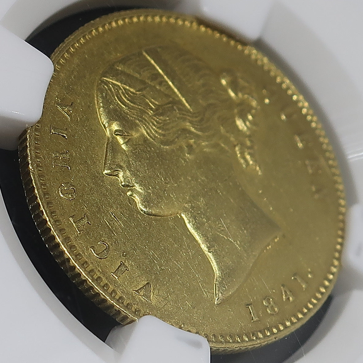 1841年 英領インド モハール金貨 東インド会社 NGC AU58 表面斜め