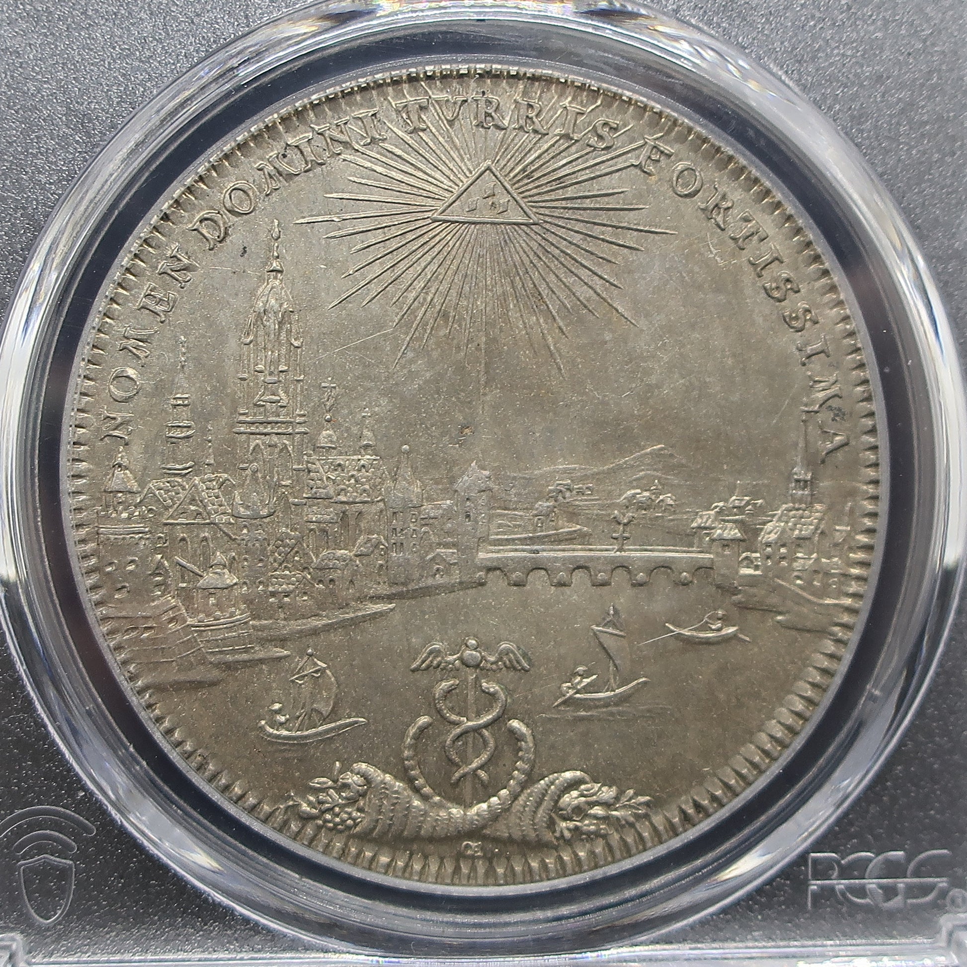 1772年 フランクフルト自由都市 ターラー銀貨の表面を直近で見る。