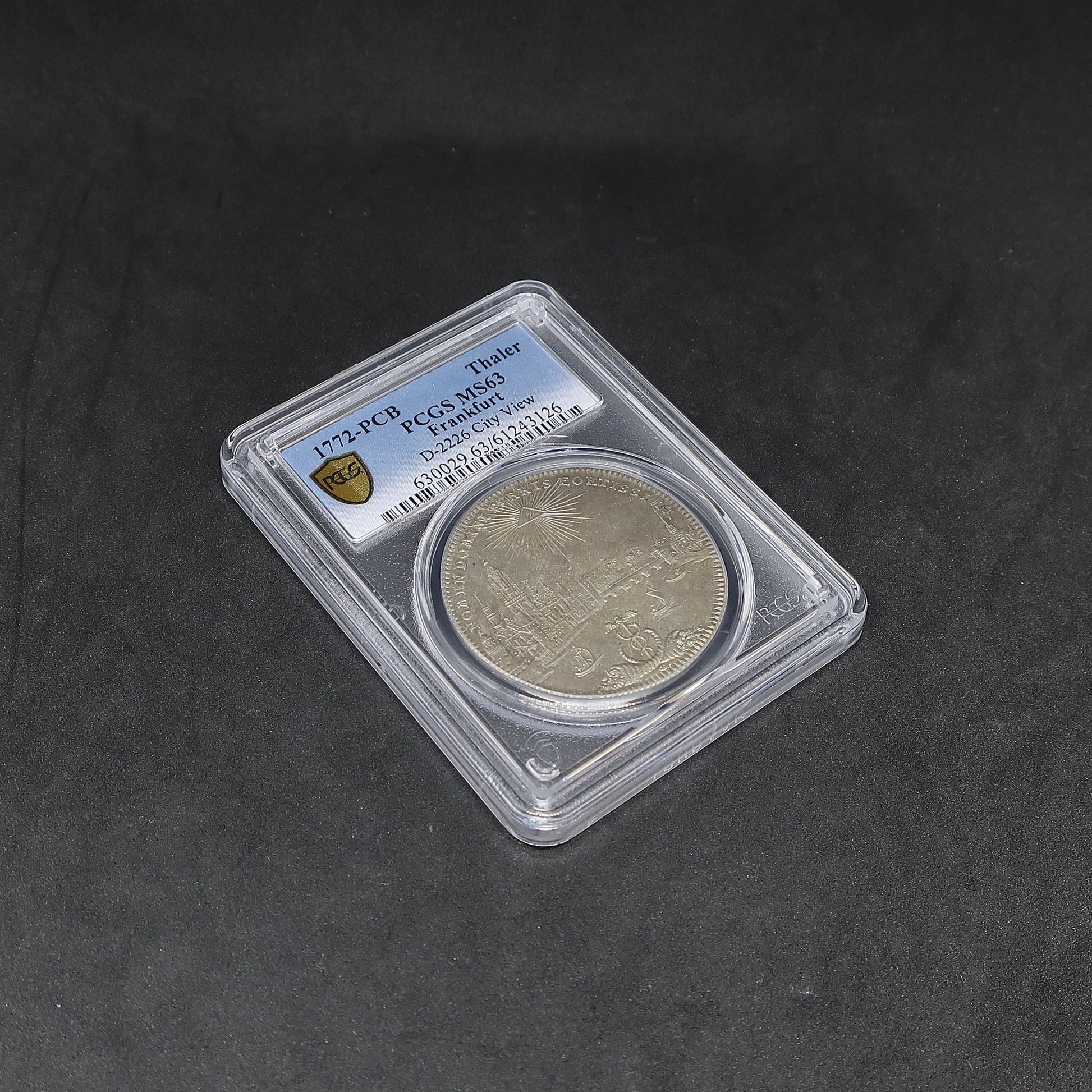 斜めの俯瞰アングルから、1772年 フランクフルト自由都市 ターラー銀貨の表面