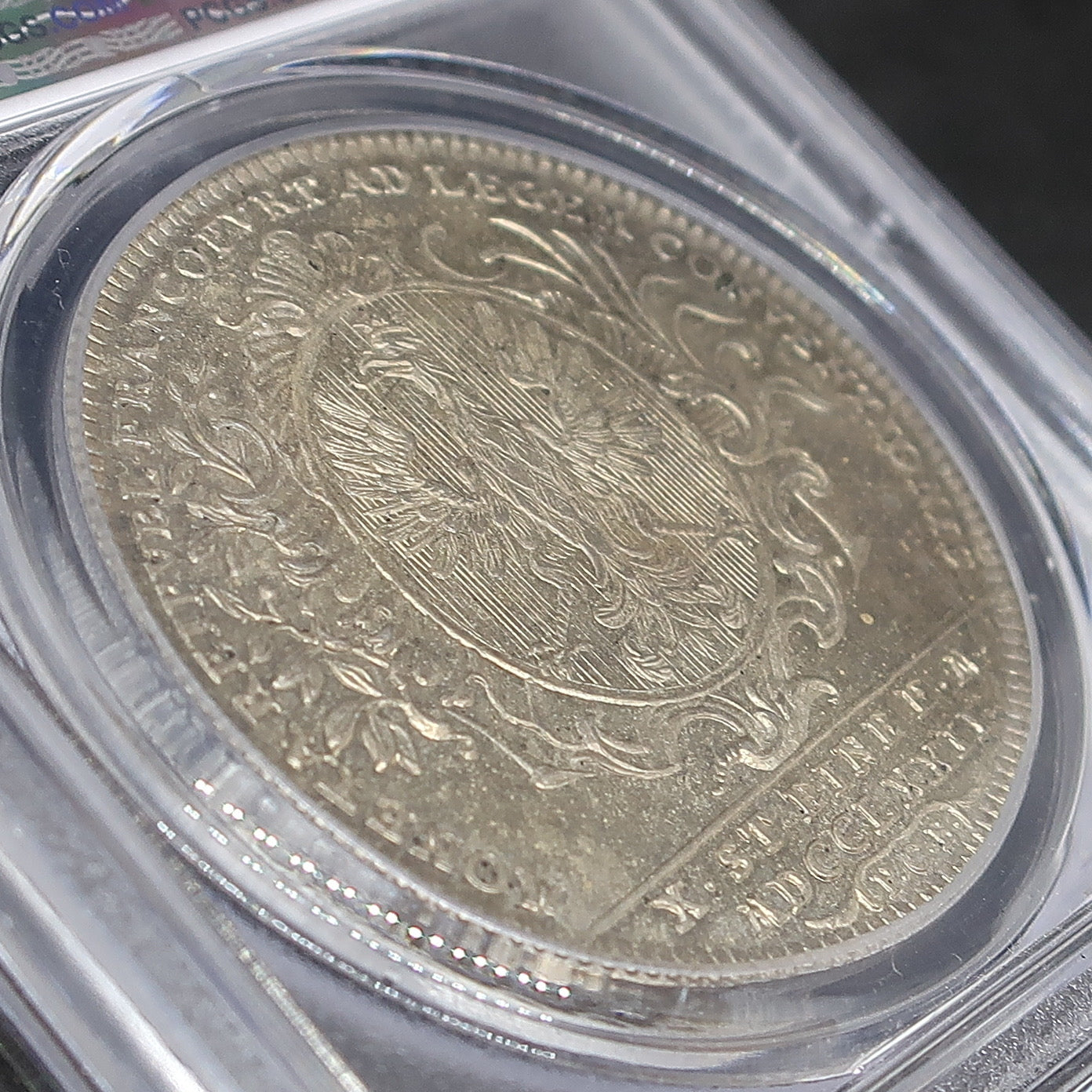 斜めのアングルから、1772年 フランクフルト自由都市 ターラー銀貨の裏面