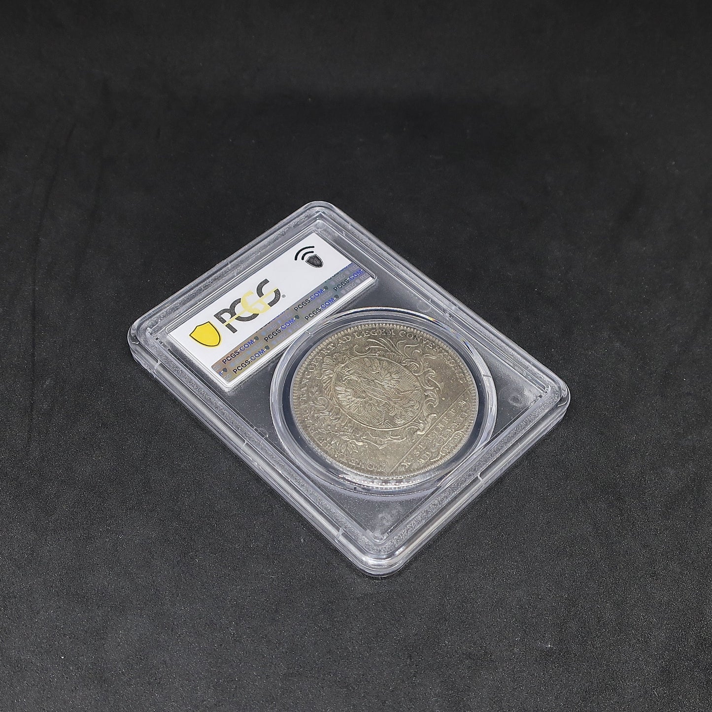 斜めの俯瞰アングルから、1772年 フランクフルト自由都市 ターラー銀貨の裏面