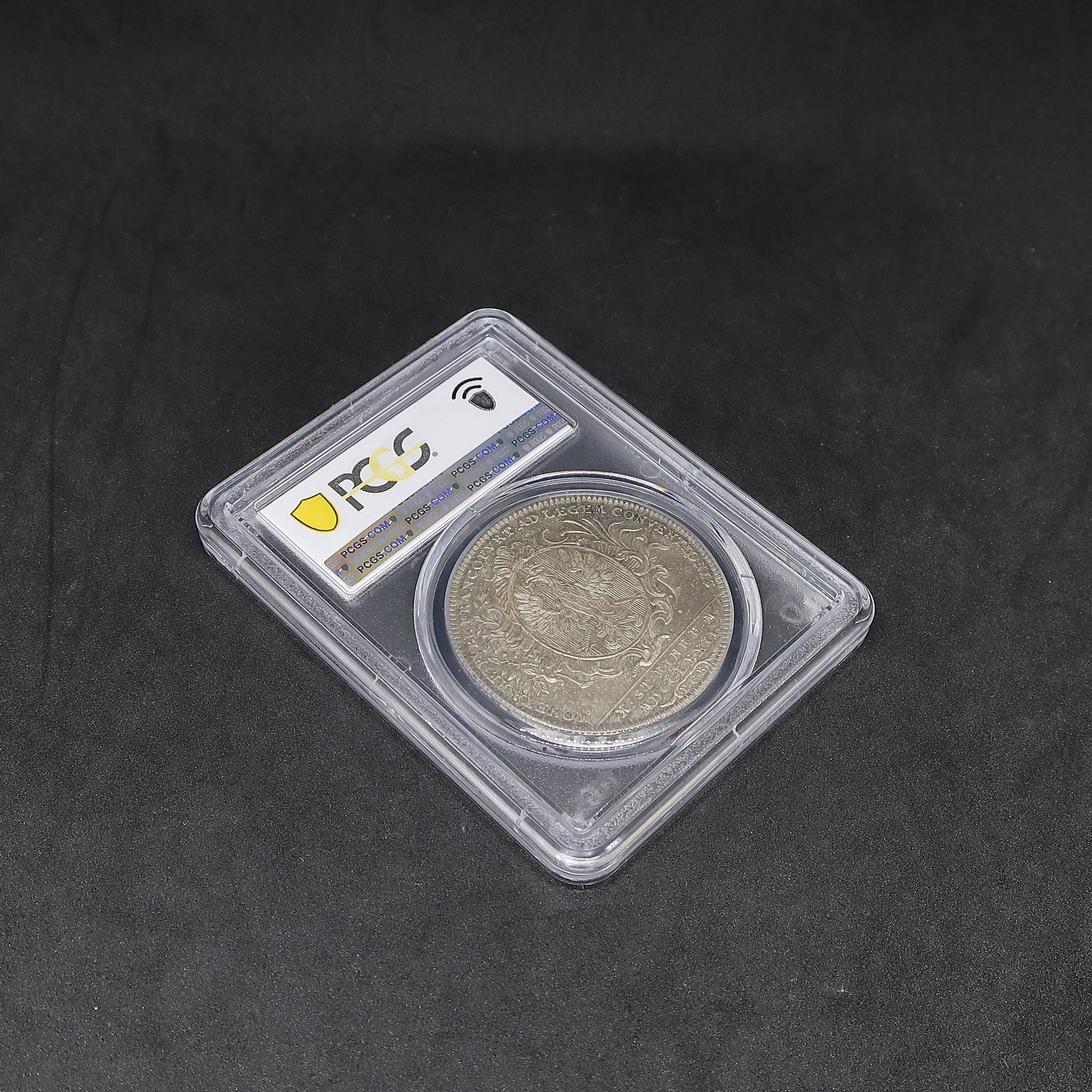 斜めの俯瞰アングルから、1772年 フランクフルト自由都市 ターラー銀貨の裏面