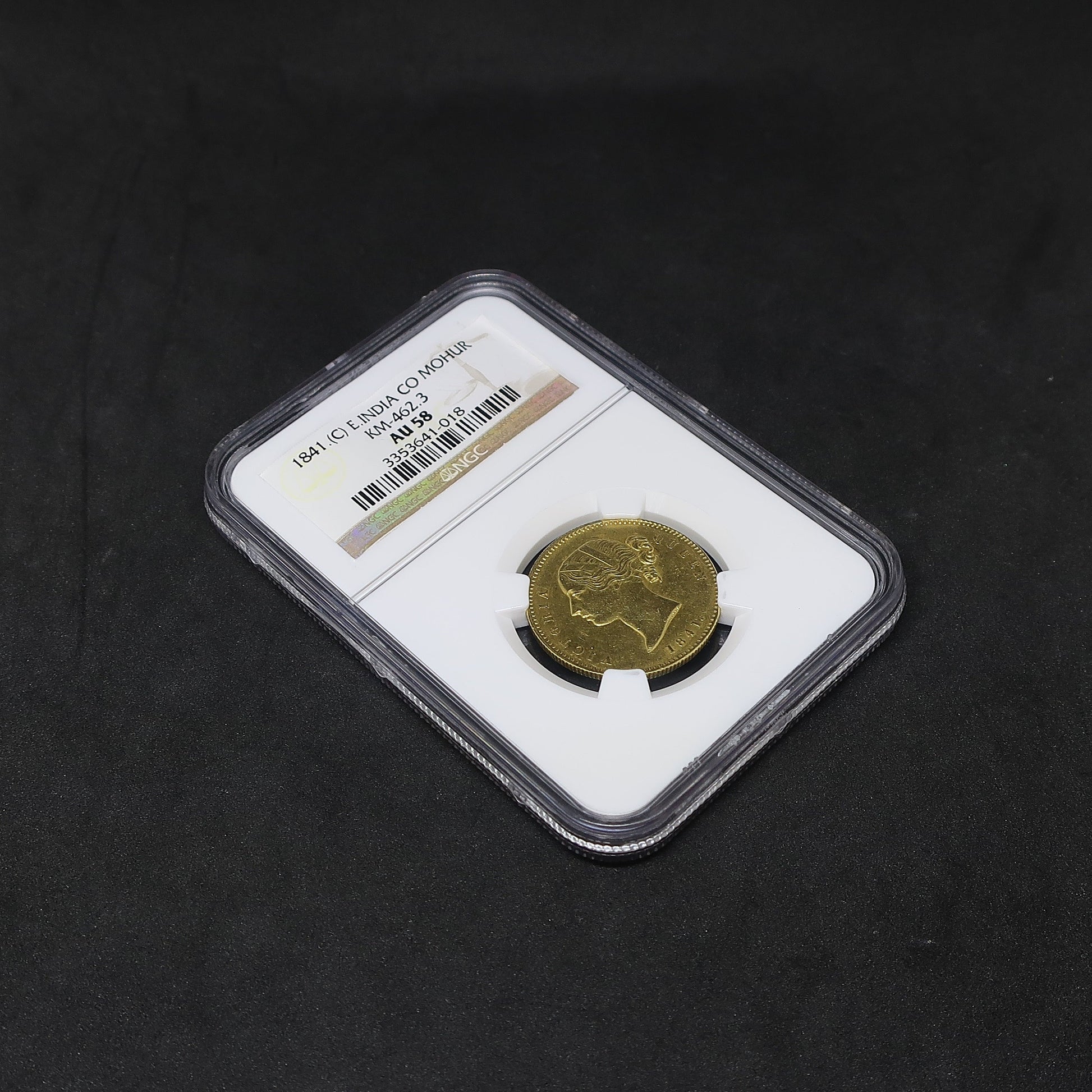 1841年 英領インド モハール金貨 東インド会社 NGC AU58 表面斜め(スラブケース)