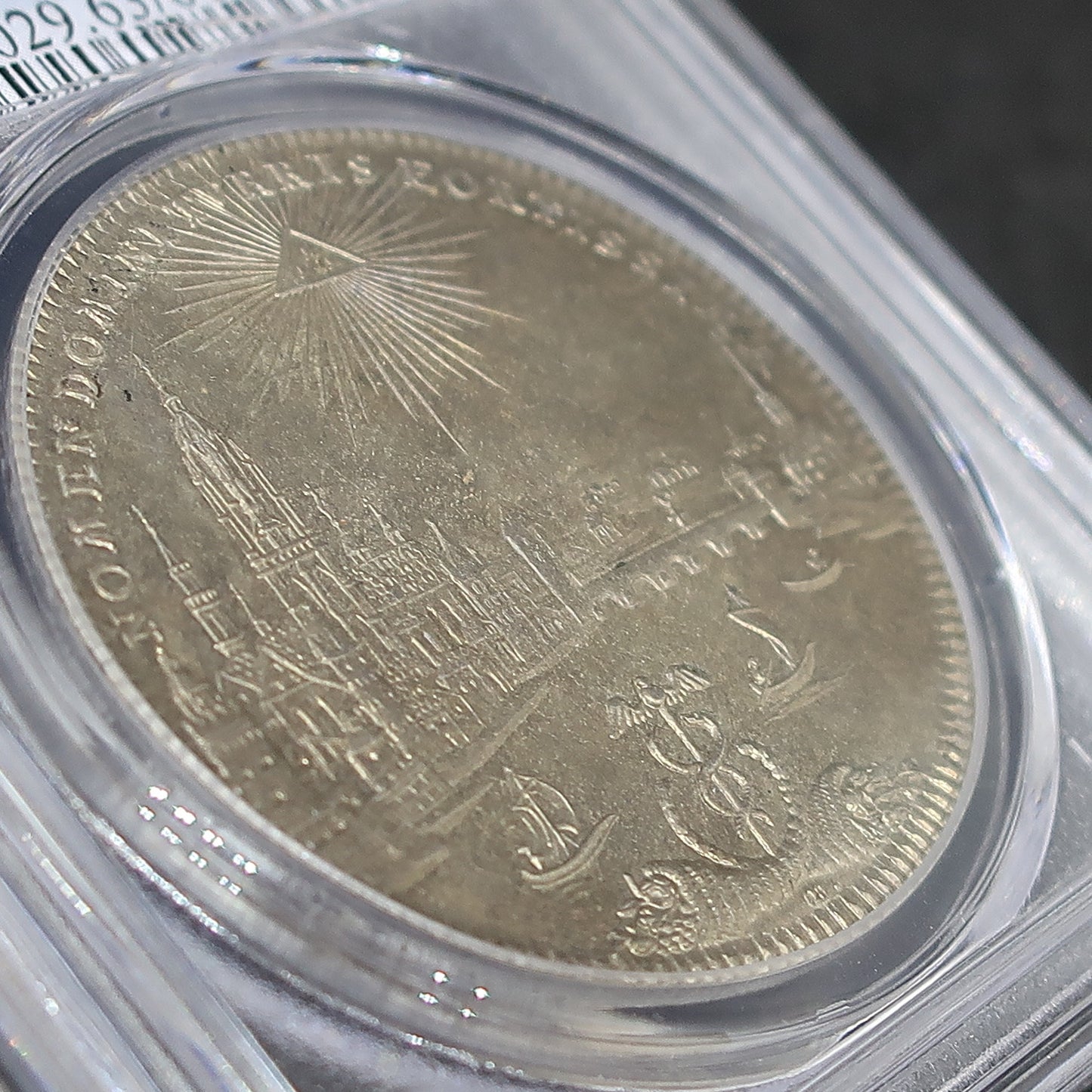 斜めのアングルから、1772年 フランクフルト自由都市 ターラー銀貨の表面