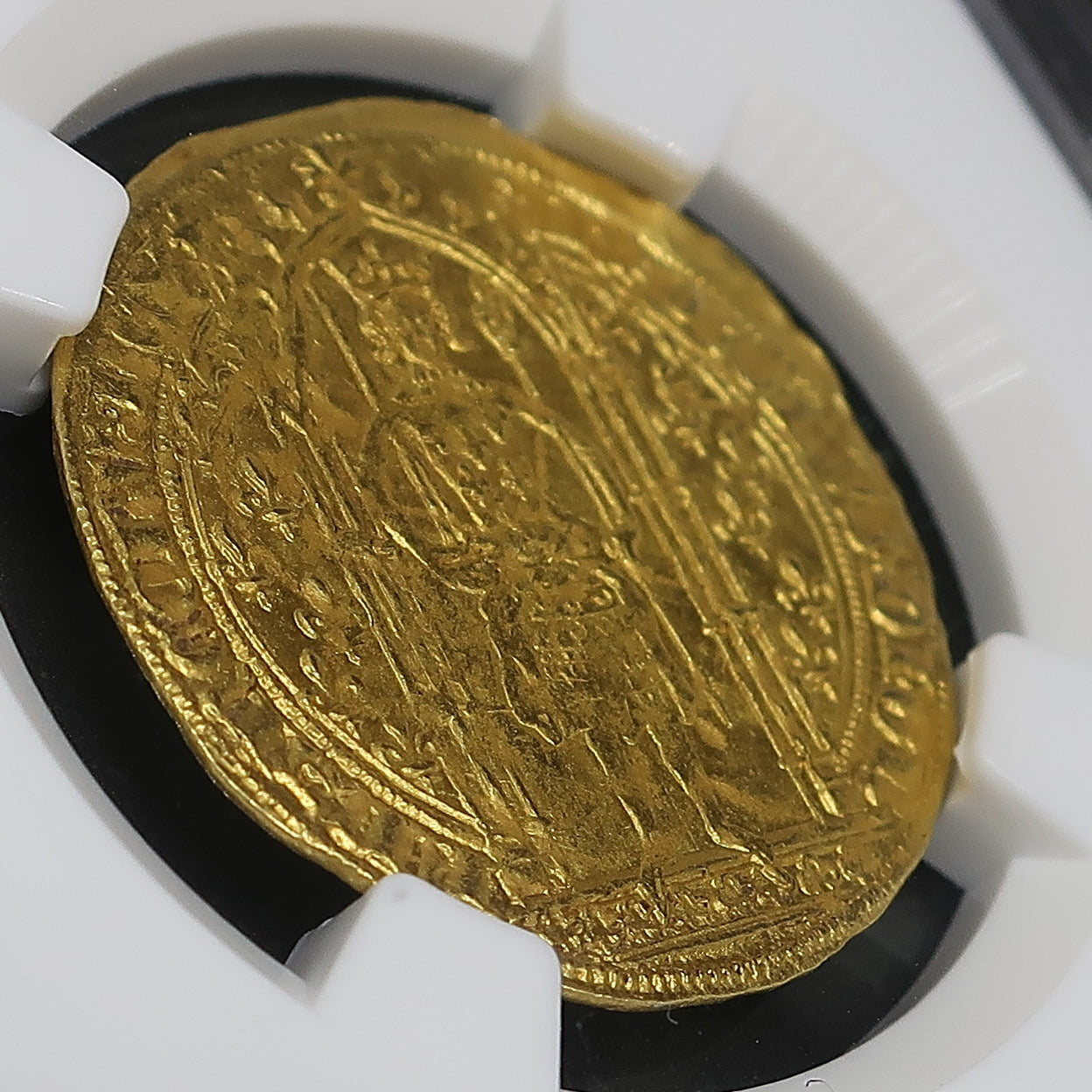 手打ちによる表フランカピエ金貨の打刻感と金属の質感 中世ハンマーコイン