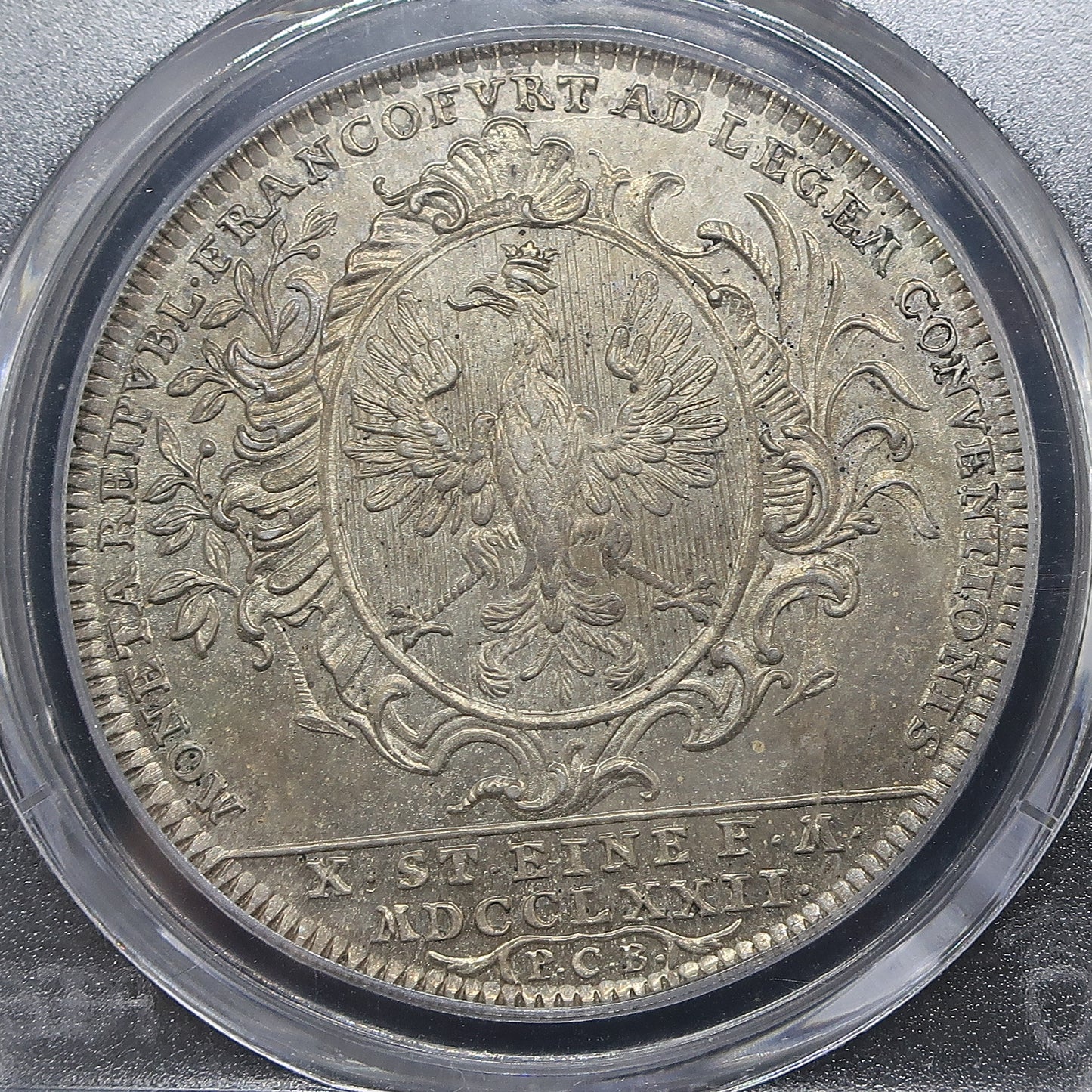 1772年 フランクフルト自由都市 ターラー銀貨の裏面を直近で見る。