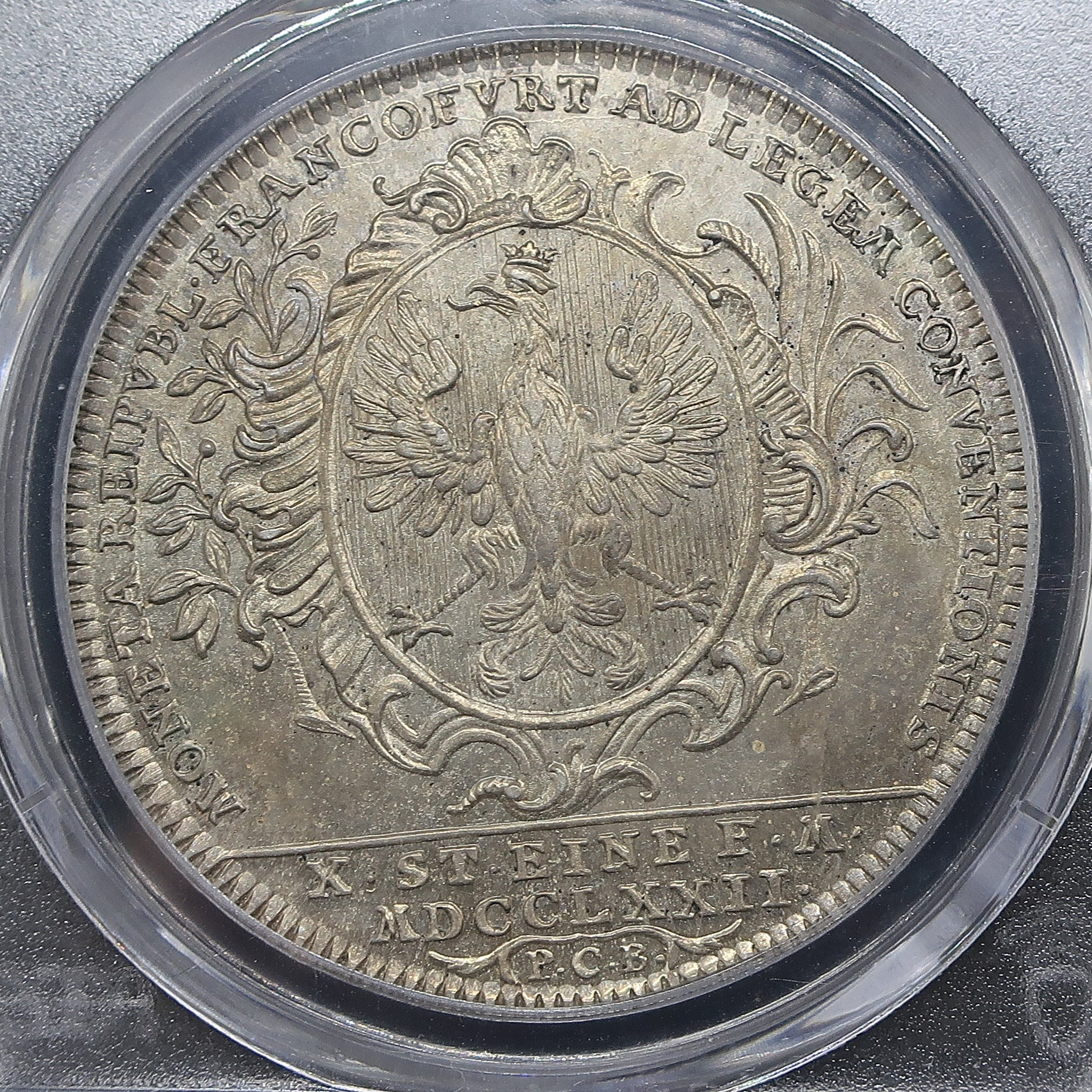 1772年 フランクフルト自由都市 ターラー銀貨の裏面を直近で見る。