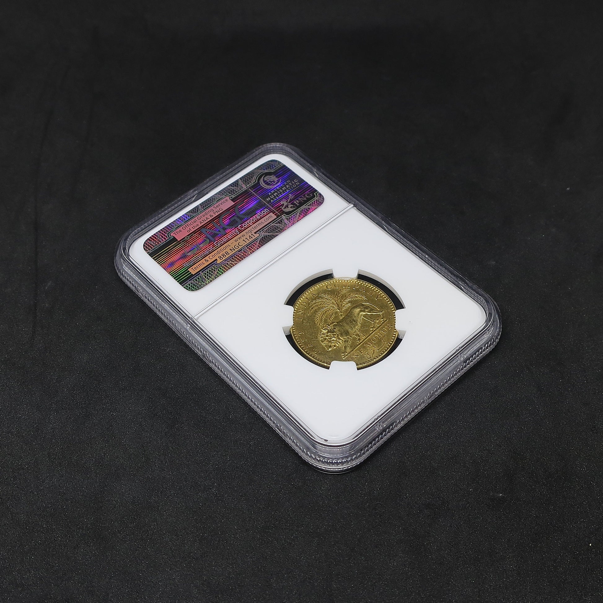 1841年 英領インド モハール金貨 東インド会社 NGC AU58 裏面斜め(スラブケース)