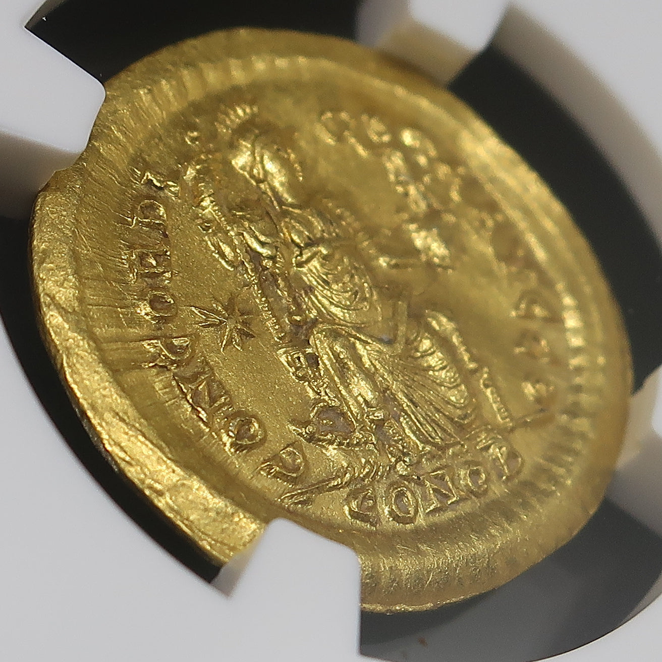 AD402-450 東ローマ帝国 ソリダス金貨 テオドシウス2世 MS2/5-2/5 NGC鑑定済み - CoinBlessing(コインブレッシング)