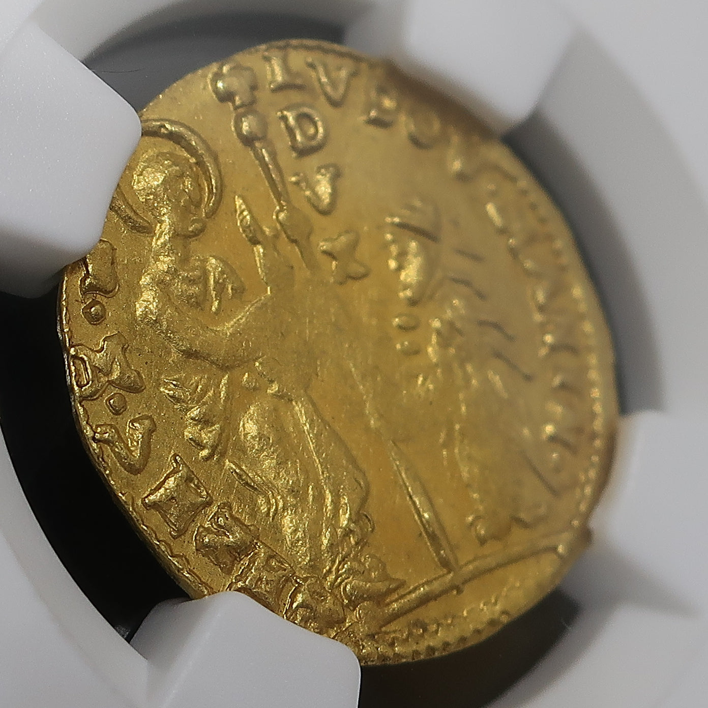 1789-97 イタリア ヴェネツィア共和国 ゼッキーノ金貨 ルドヴィコ・マニン MS63 NGC鑑定済み 斜めからの表面全体像