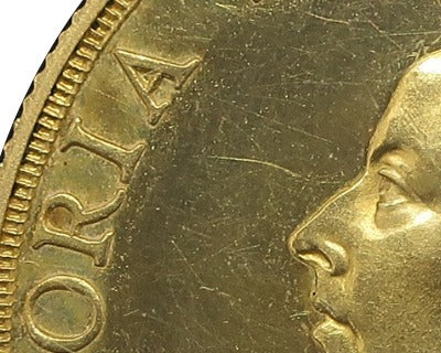 女王の称号を示す周囲のラテン語銘文の拡大