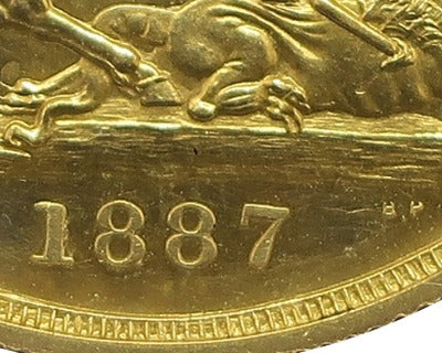 裏面下部に刻まれた1887年の年号とB.P.のイニシャルの拡大