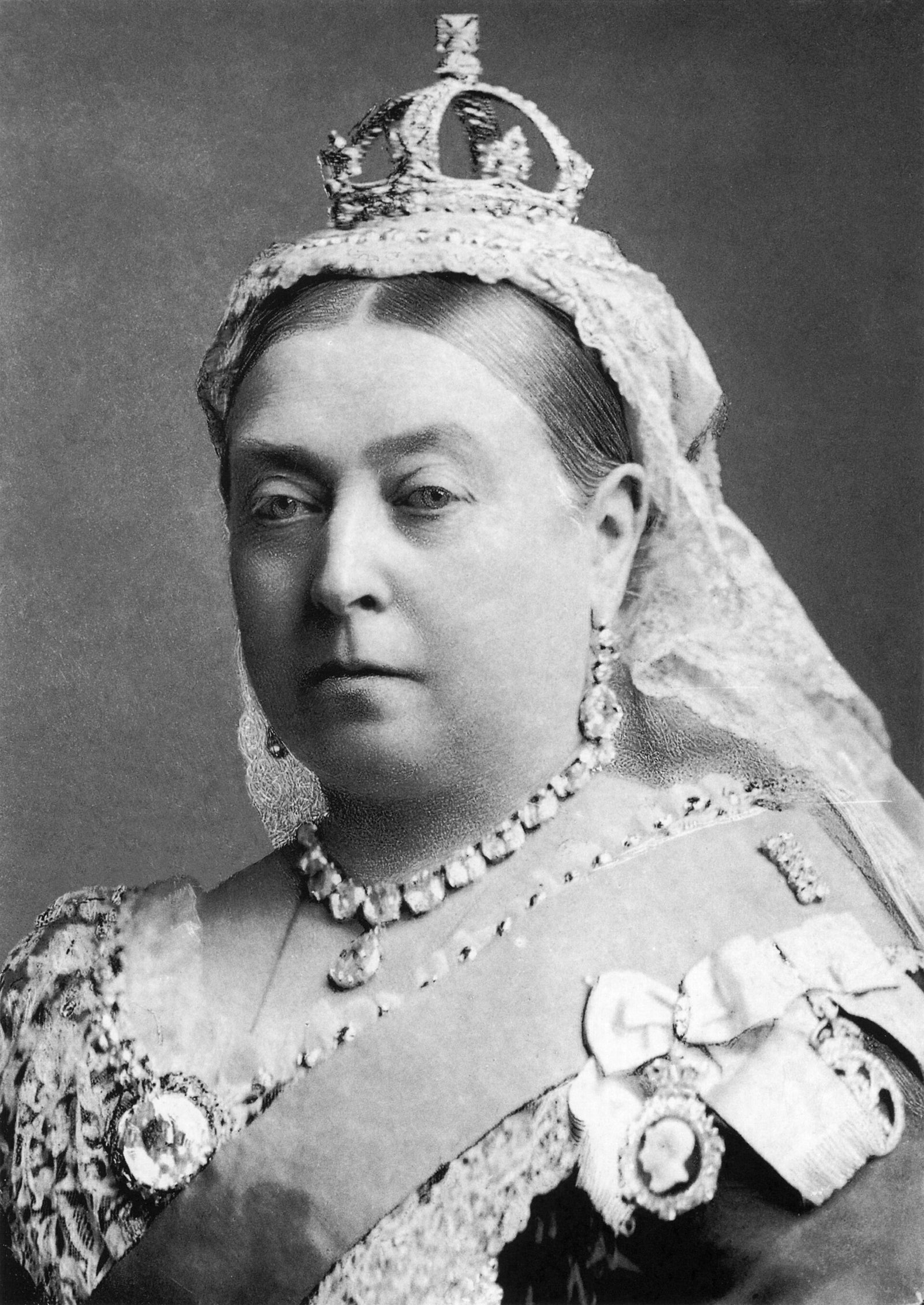 王冠とベールを身につけたヴィクトリア女王の1882年の肖像写真