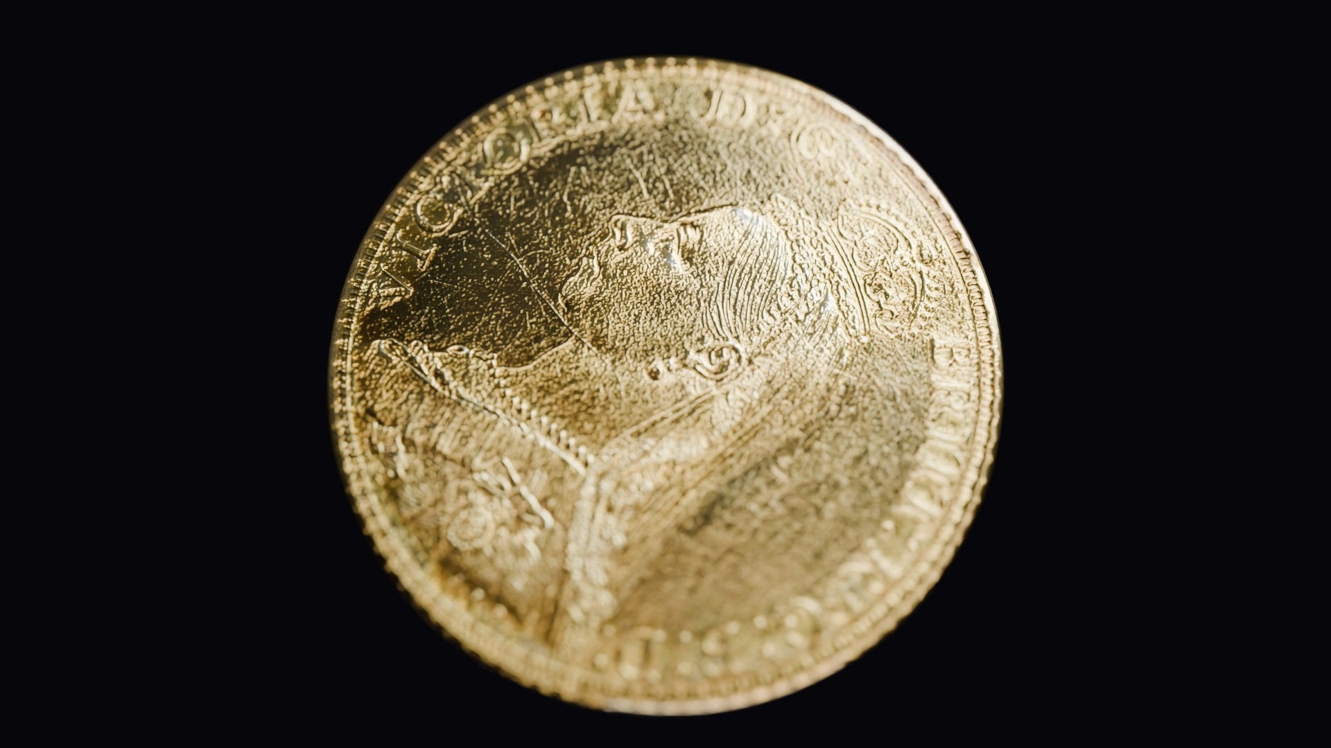 暗闇の中で光を受ける1887年ジュビリーヘッド金貨